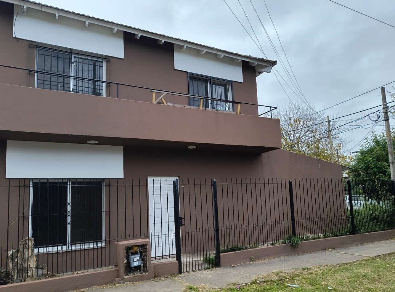 CASA  3 AMB. 2 PLANTAS C/ PARQUE Y ENTRADA DE AUTO