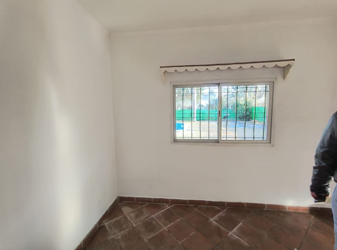 CASA 4 AMB. C/ COCHERA PARQUE Y PILETA