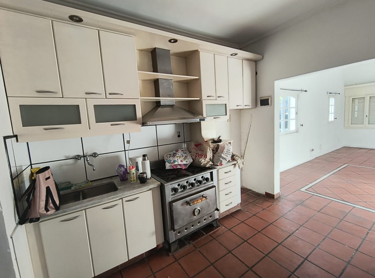 CASA 4 AMB. C/ COCHERA PARQUE Y PILETA