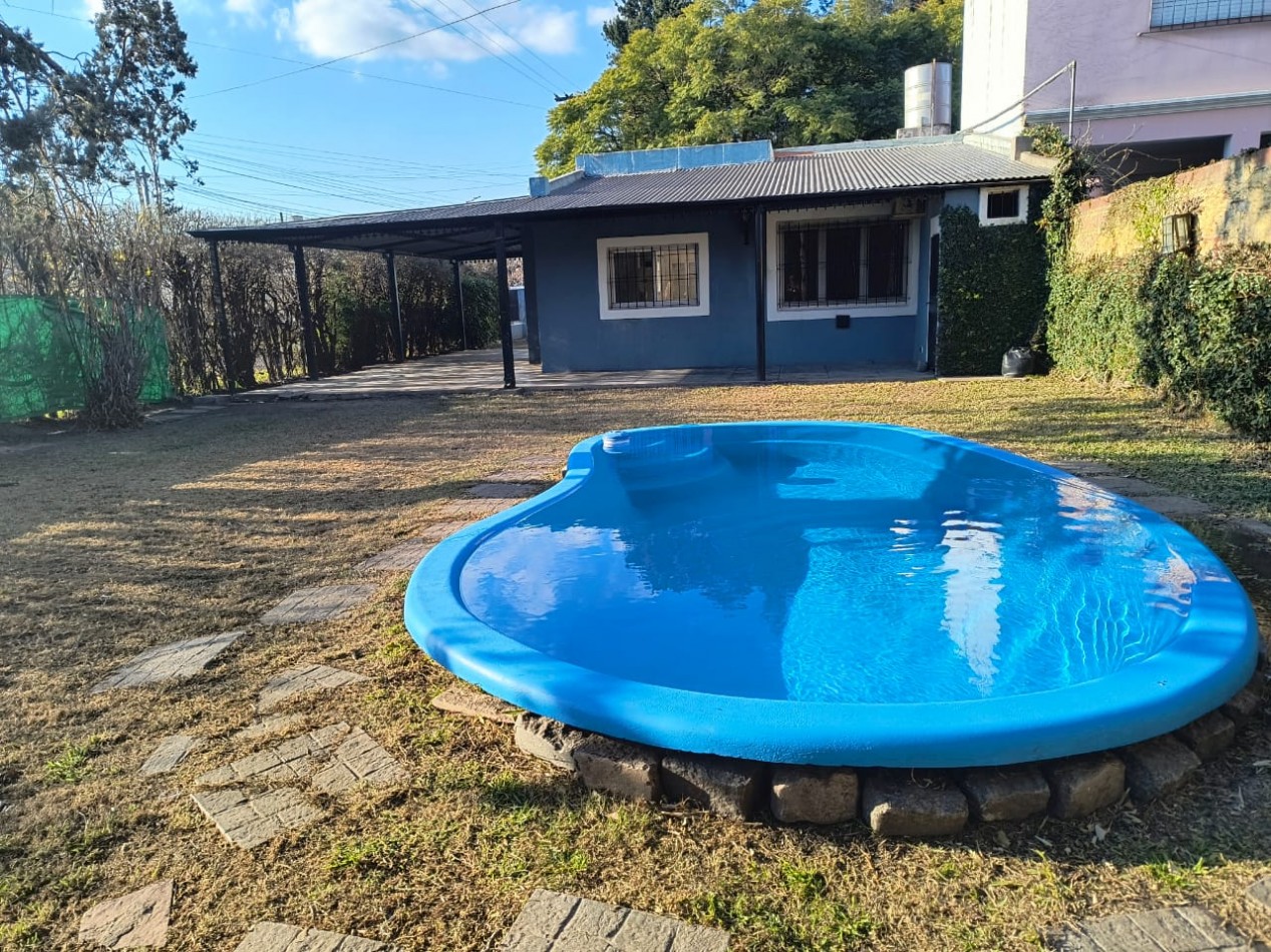 CASA 4 AMB. C/ COCHERA PARQUE Y PILETA