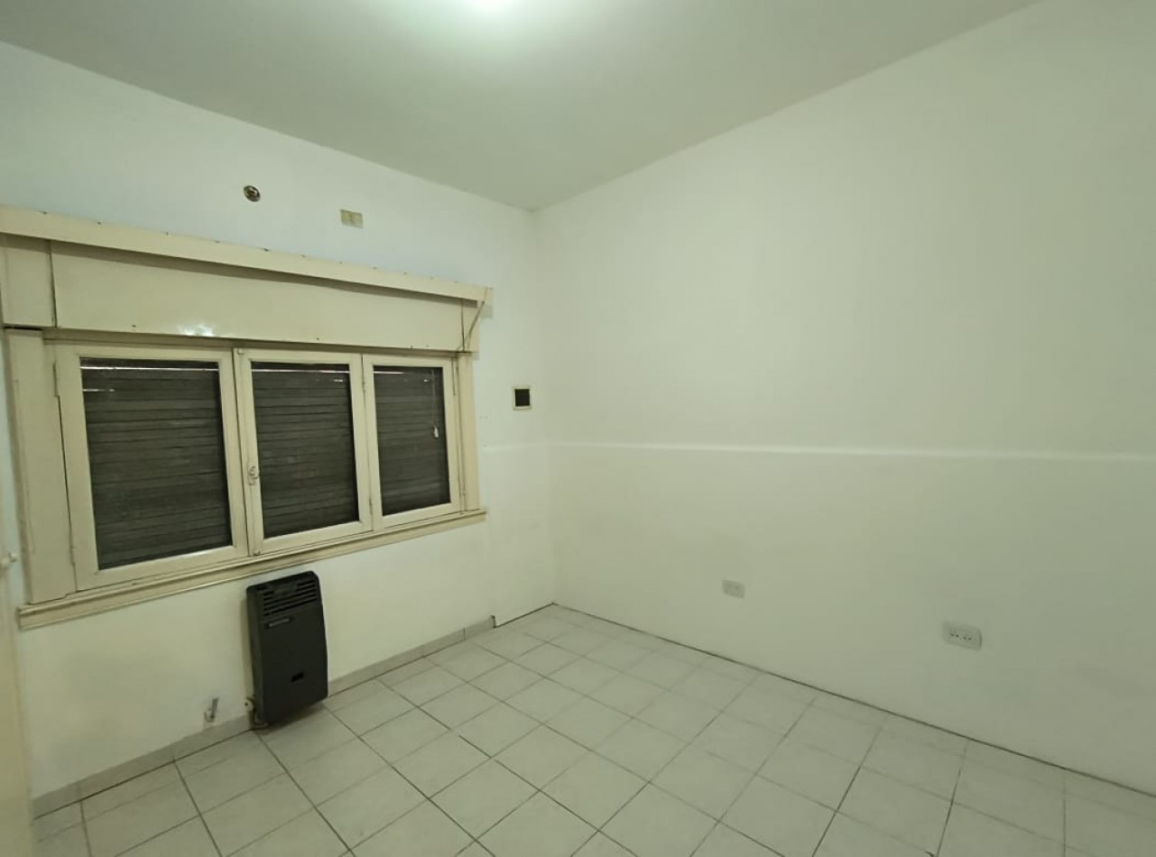 CASA 4 AMB. C/ COCHERA PARQUE Y PILETA