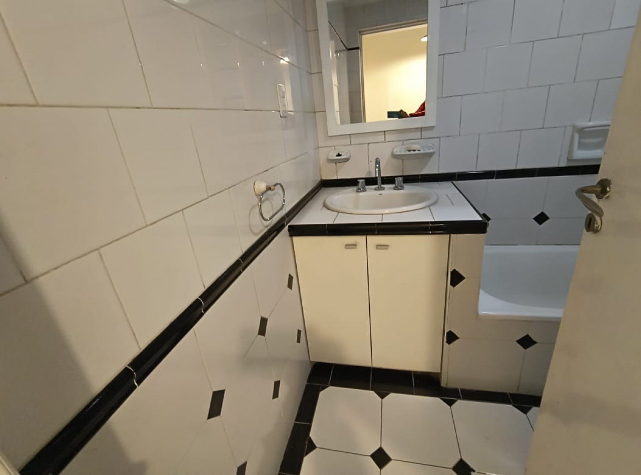 CASA 4 AMB. C/ COCHERA PARQUE Y PILETA