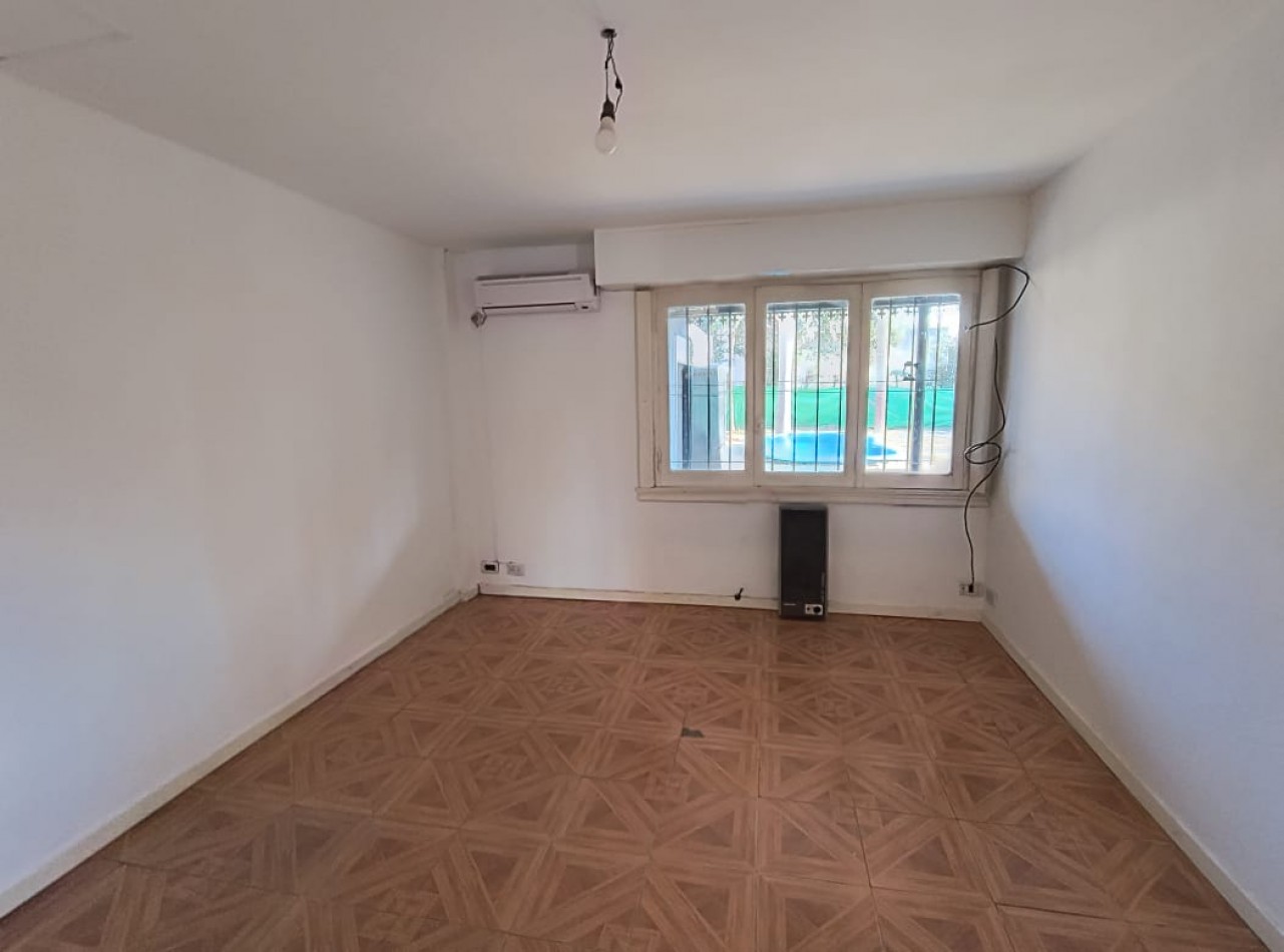 CASA 4 AMB. C/ COCHERA PARQUE Y PILETA