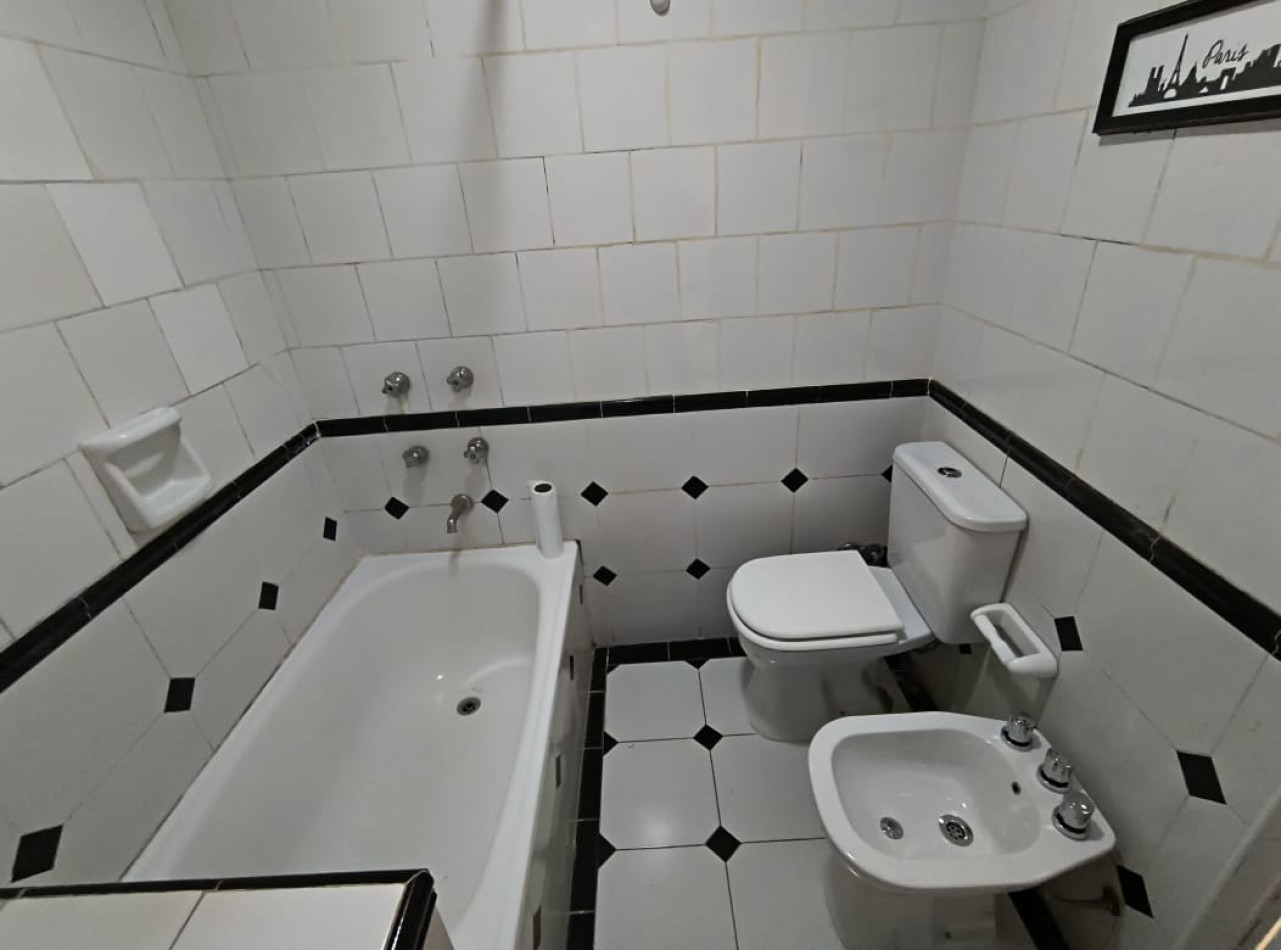 CASA 4 AMB. C/ COCHERA PARQUE Y PILETA