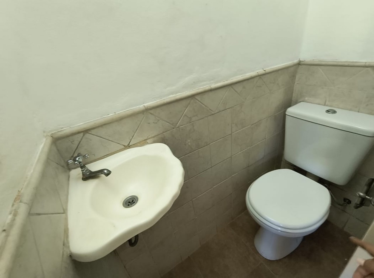 CASA 4 AMB. C/ COCHERA PARQUE Y PILETA