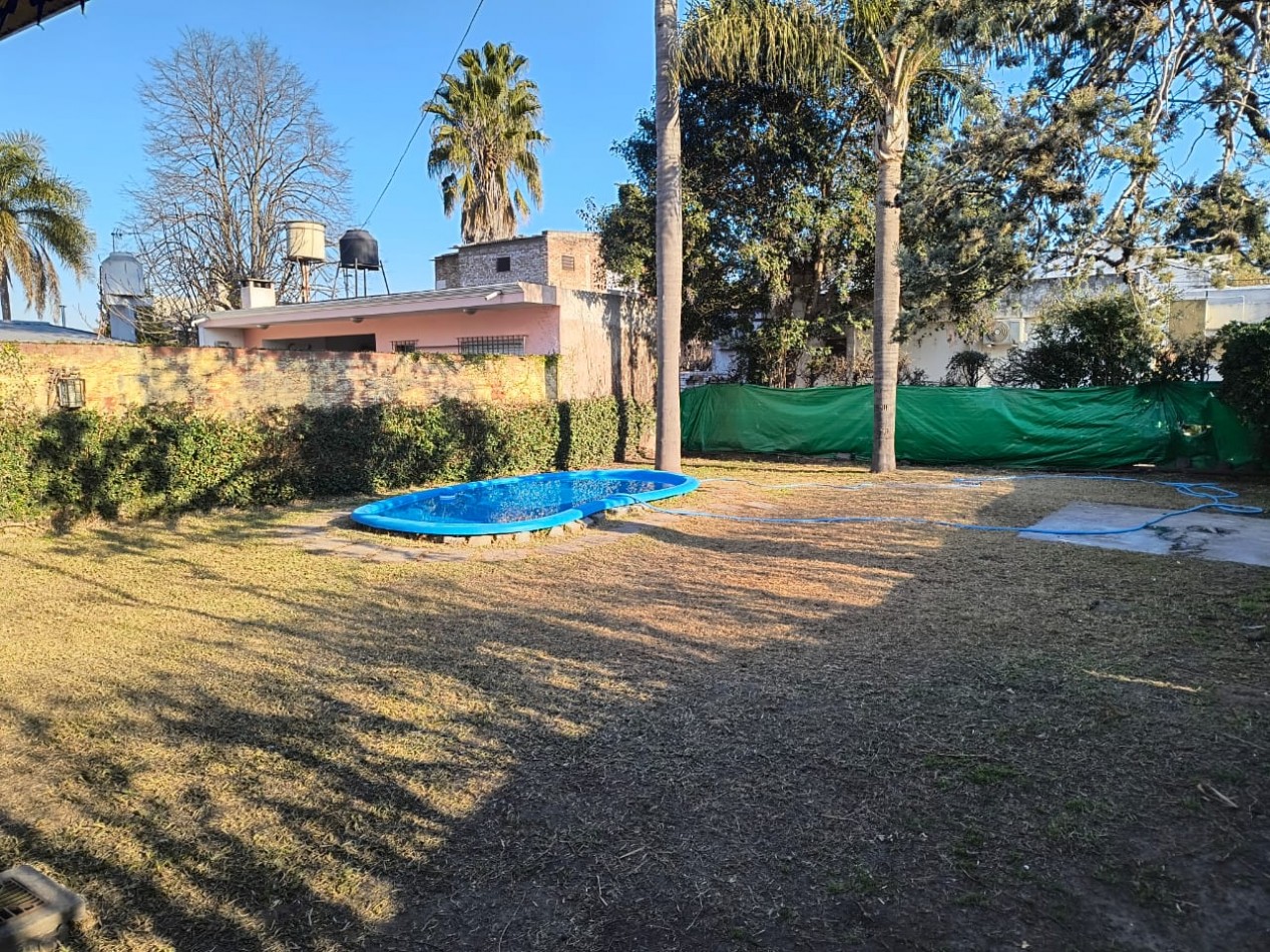 CASA 4 AMB. C/ COCHERA PARQUE Y PILETA