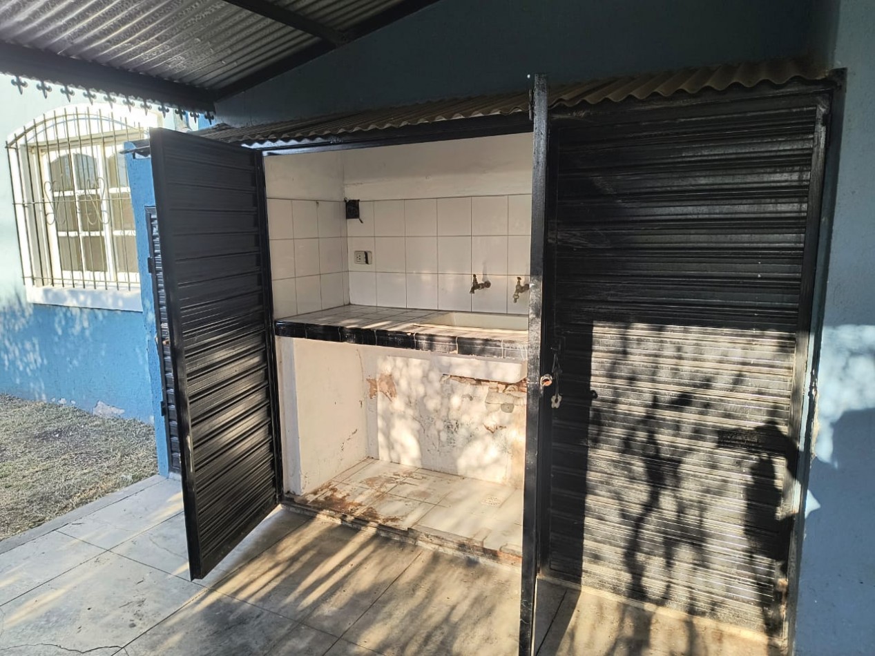 CASA 4 AMB. C/ COCHERA PARQUE Y PILETA