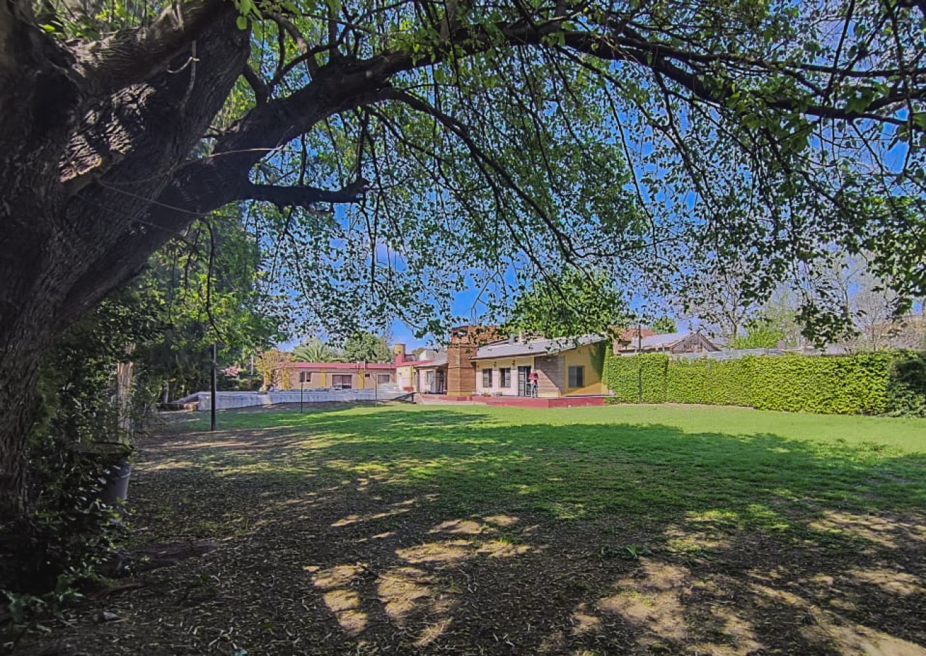 CASA 5 AMB. QUINCHO/ DEPENDENCIA DE SERVICIO/ PARQUE Y PILETA