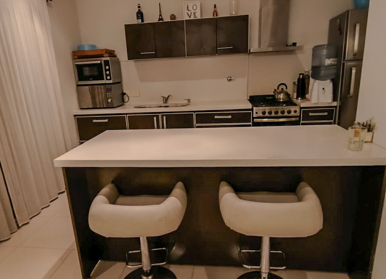 CHALET 4 AMB. 2 PLANTAS C/ PARQUE, PISCINA Y GARAGE P/2 AUTOS