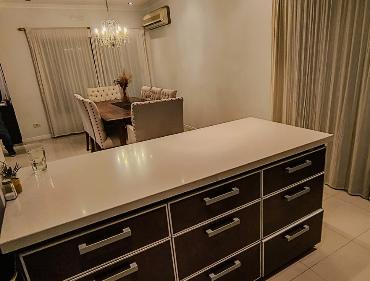 CHALET 4 AMB. 2 PLANTAS C/ PARQUE, PISCINA Y GARAGE P/2 AUTOS