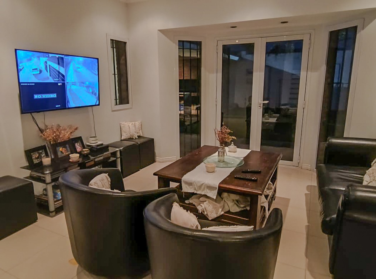 CHALET 4 AMB. 2 PLANTAS C/ PARQUE, PISCINA Y GARAGE P/2 AUTOS