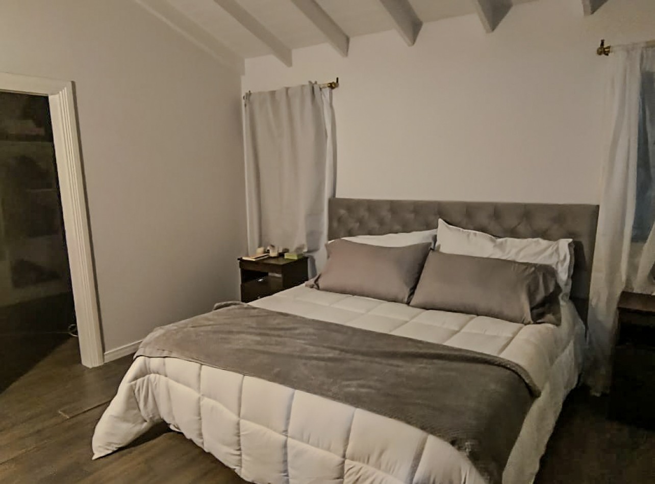 CHALET 4 AMB. 2 PLANTAS C/ PARQUE, PISCINA Y GARAGE P/2 AUTOS