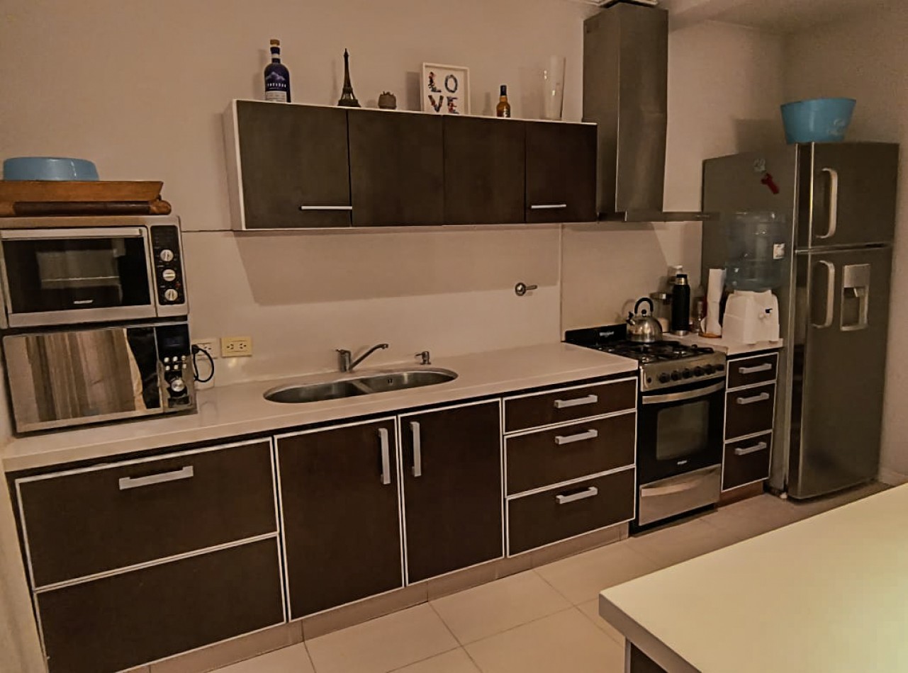 CHALET 4 AMB. 2 PLANTAS C/ PARQUE, PISCINA Y GARAGE P/2 AUTOS