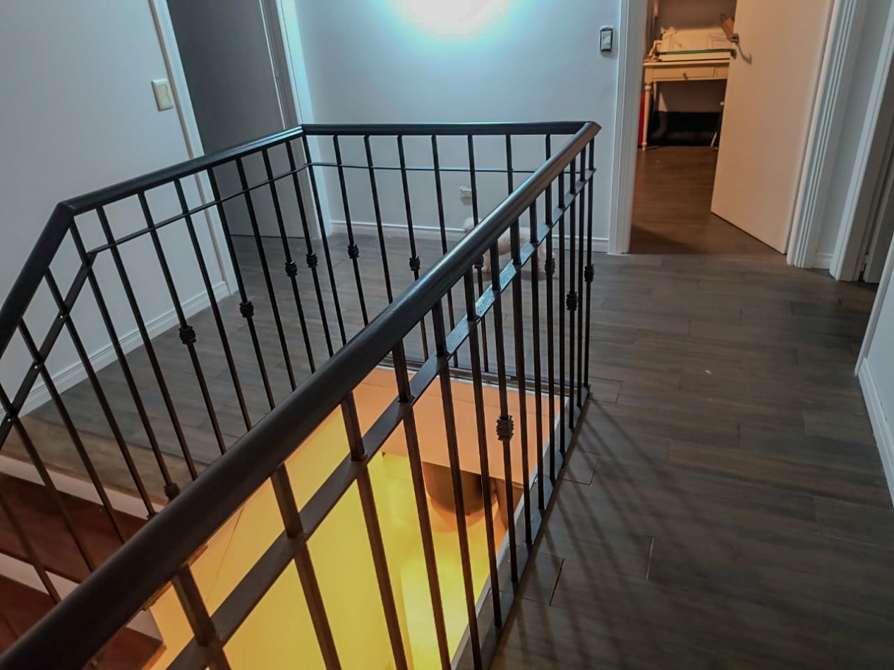 CHALET 4 AMB. 2 PLANTAS C/ PARQUE, PISCINA Y GARAGE P/2 AUTOS