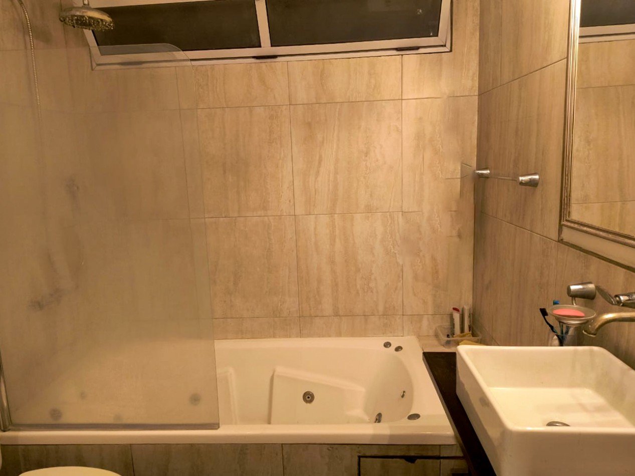 CHALET 4 AMB. 2 PLANTAS C/ PARQUE, PISCINA Y GARAGE P/2 AUTOS