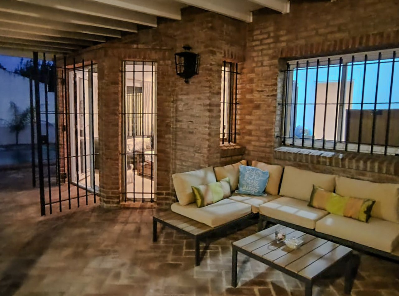 CHALET 4 AMB. 2 PLANTAS C/ PARQUE, PISCINA Y GARAGE P/2 AUTOS