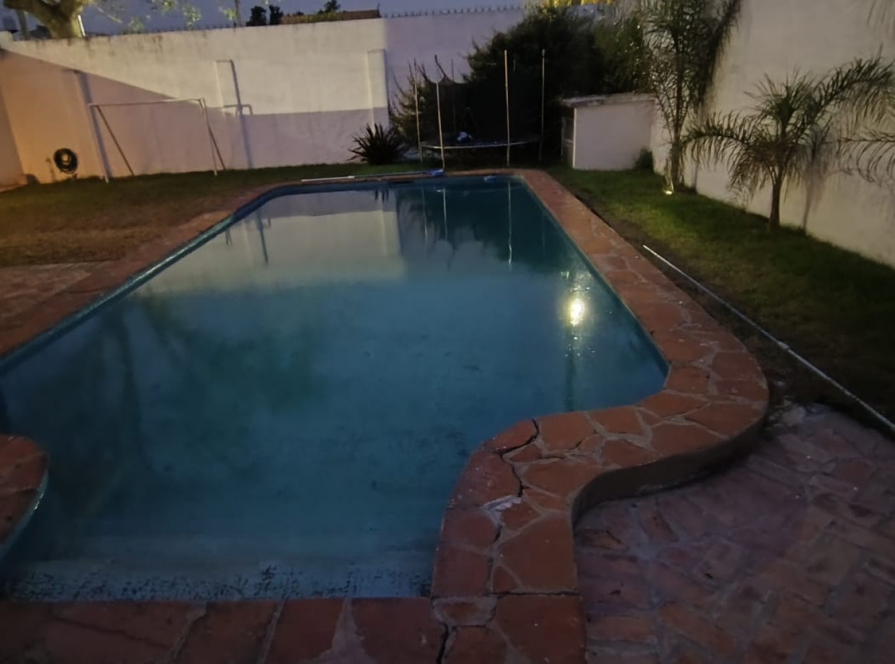 CHALET 4 AMB. 2 PLANTAS C/ PARQUE, PISCINA Y GARAGE P/2 AUTOS