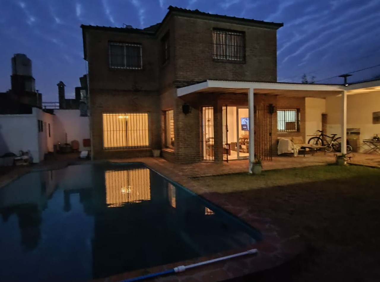 CHALET 4 AMB. 2 PLANTAS C/ PARQUE, PISCINA Y GARAGE P/2 AUTOS