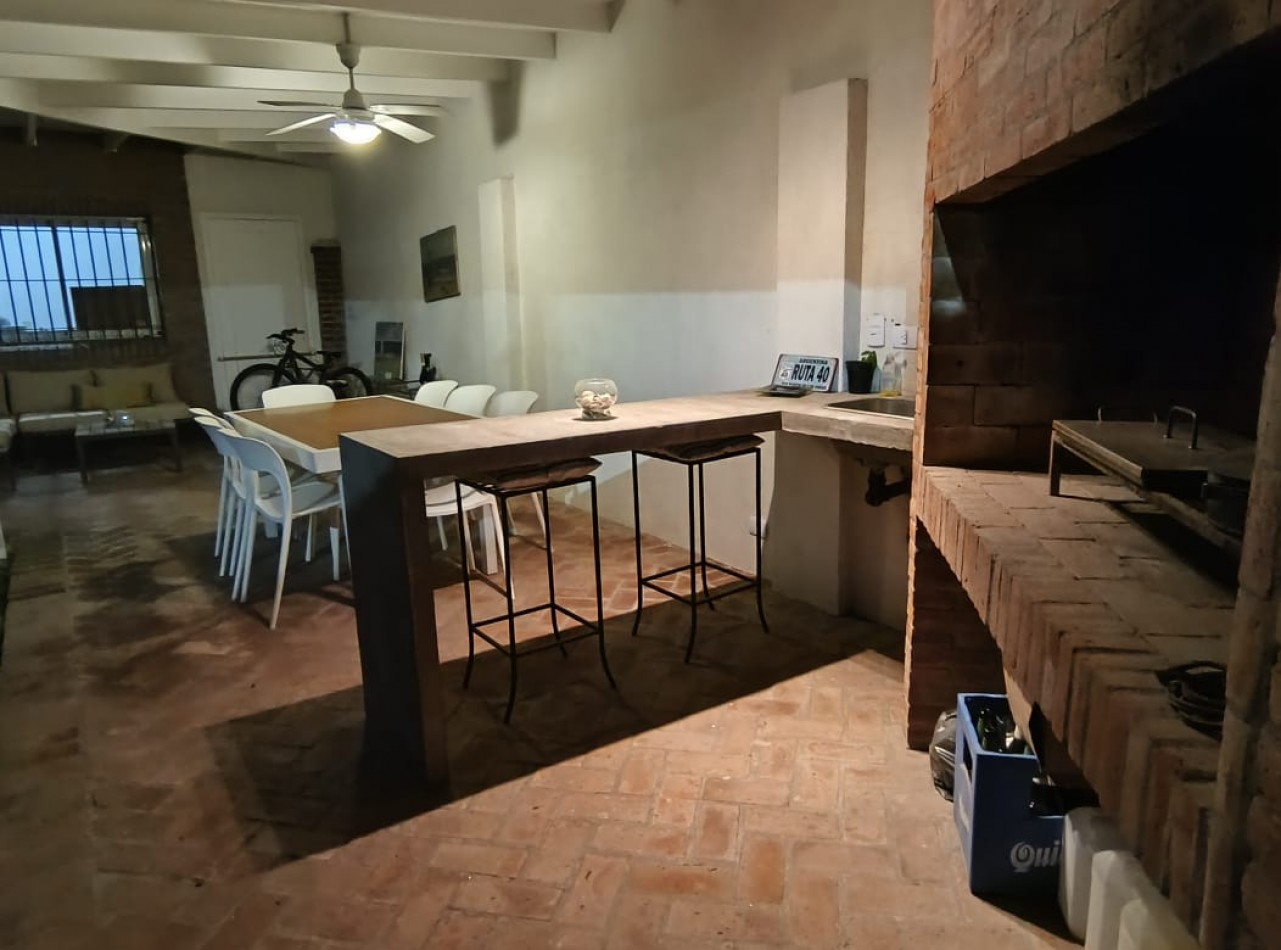 CHALET 4 AMB. 2 PLANTAS C/ PARQUE, PISCINA Y GARAGE P/2 AUTOS