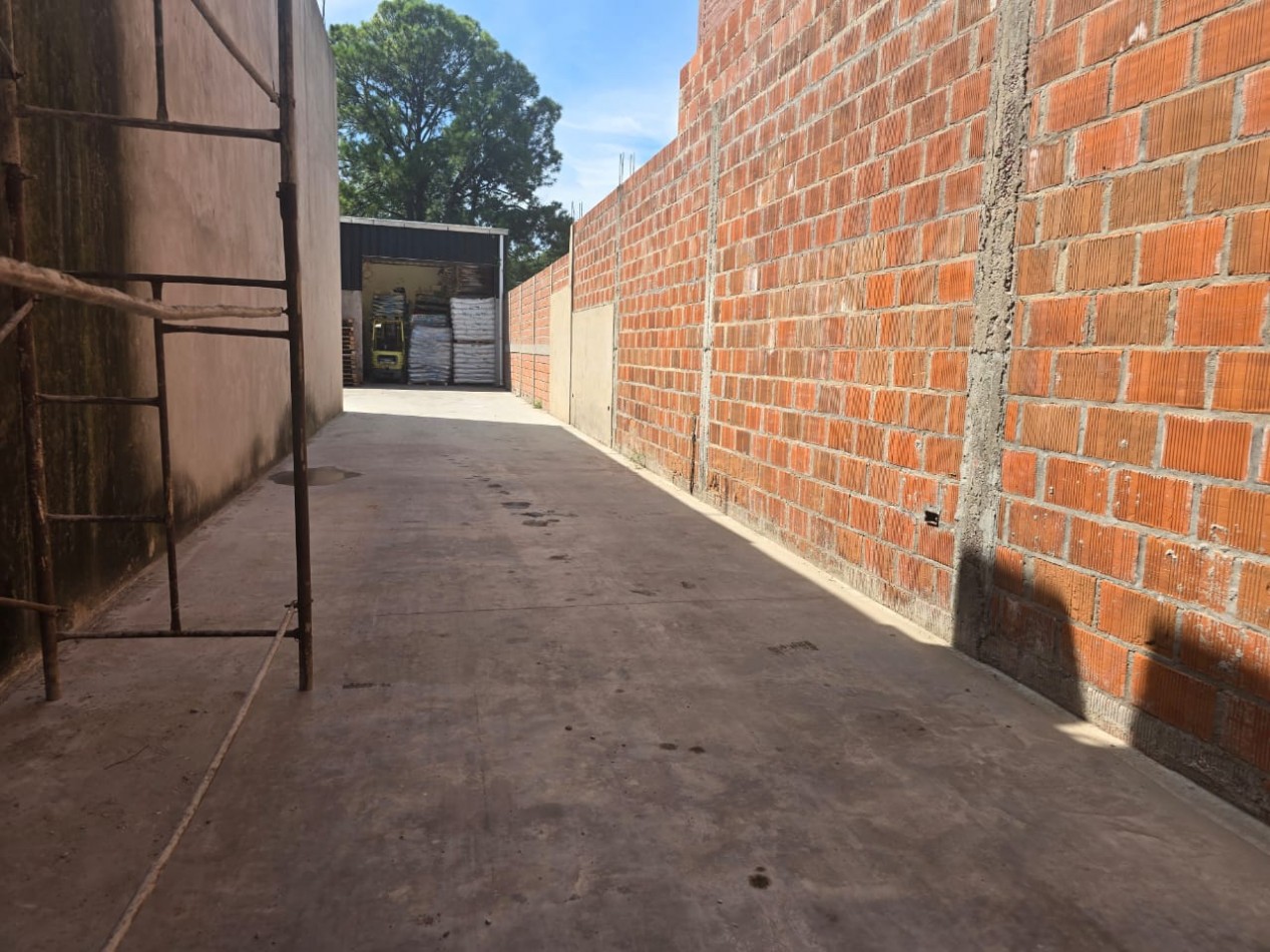 LOCAL 380 M2. C/ ENTREPISO / 2 GALPONES / ENTRADA DE CAMIONES/ LOTE 700 M2. 