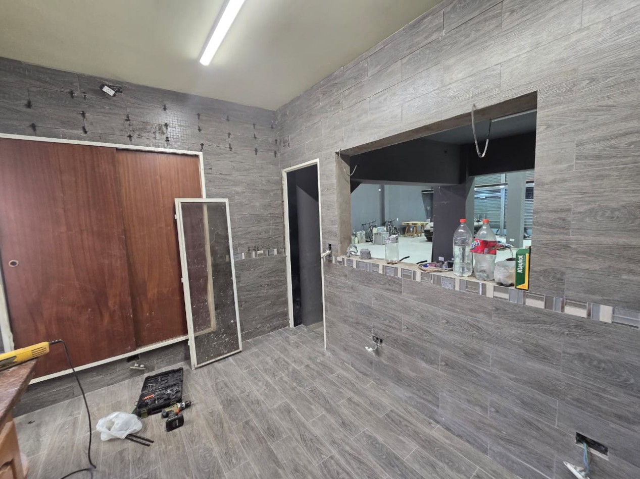 LOCAL 380 M2. C/ ENTREPISO / 2 GALPONES / ENTRADA DE CAMIONES/ LOTE 700 M2. 