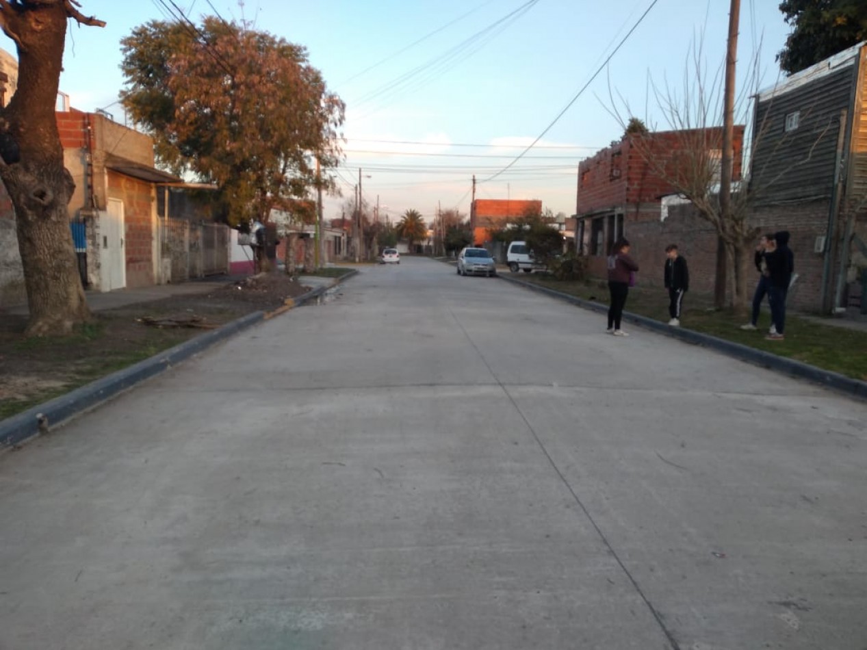 CASA DE 4 AMB.CON PARQUE Y ENTRADA P/ VARIOS AUTOS