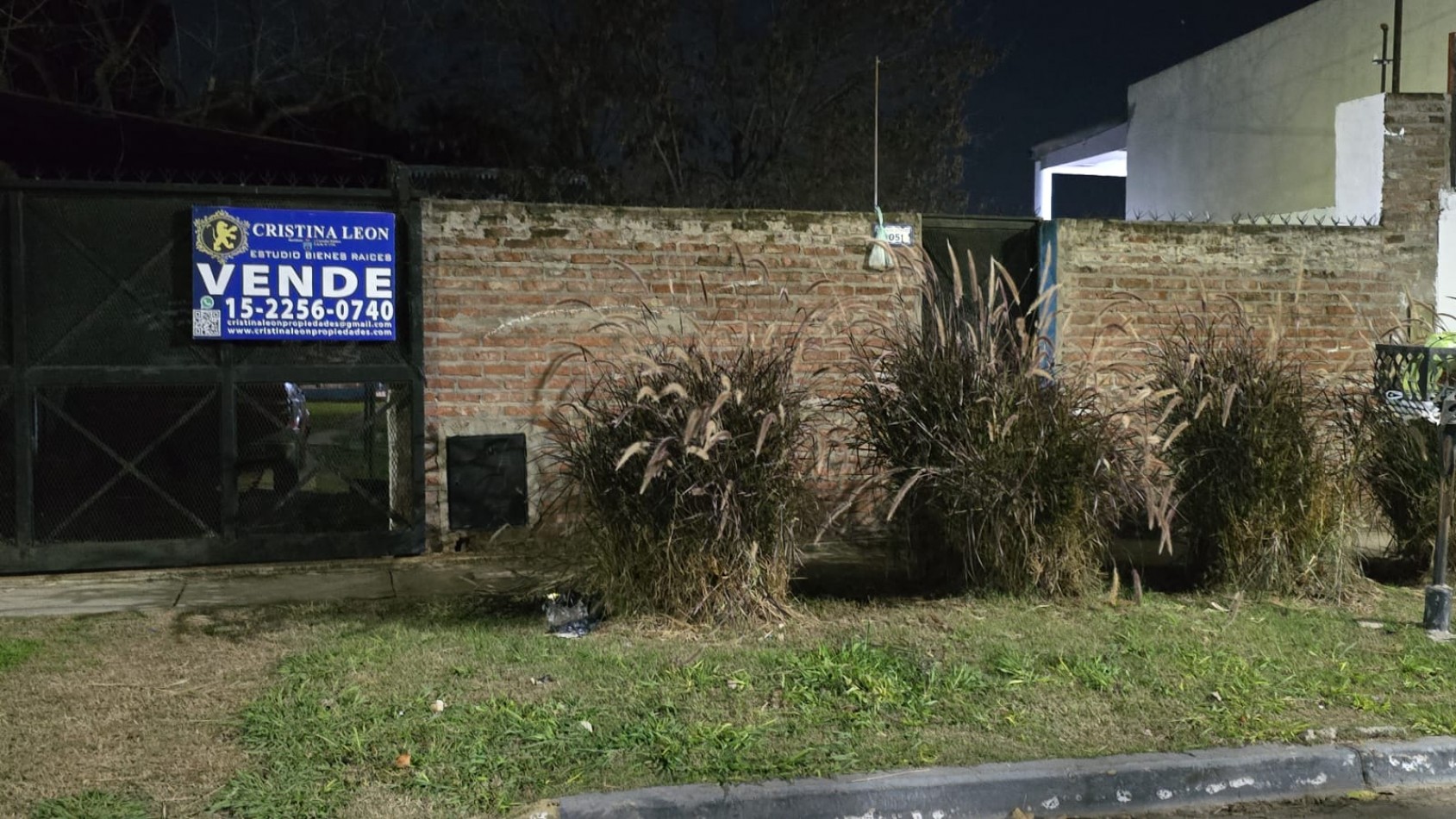 CASA DE 4 AMB.CON PARQUE Y ENTRADA P/ VARIOS AUTOS