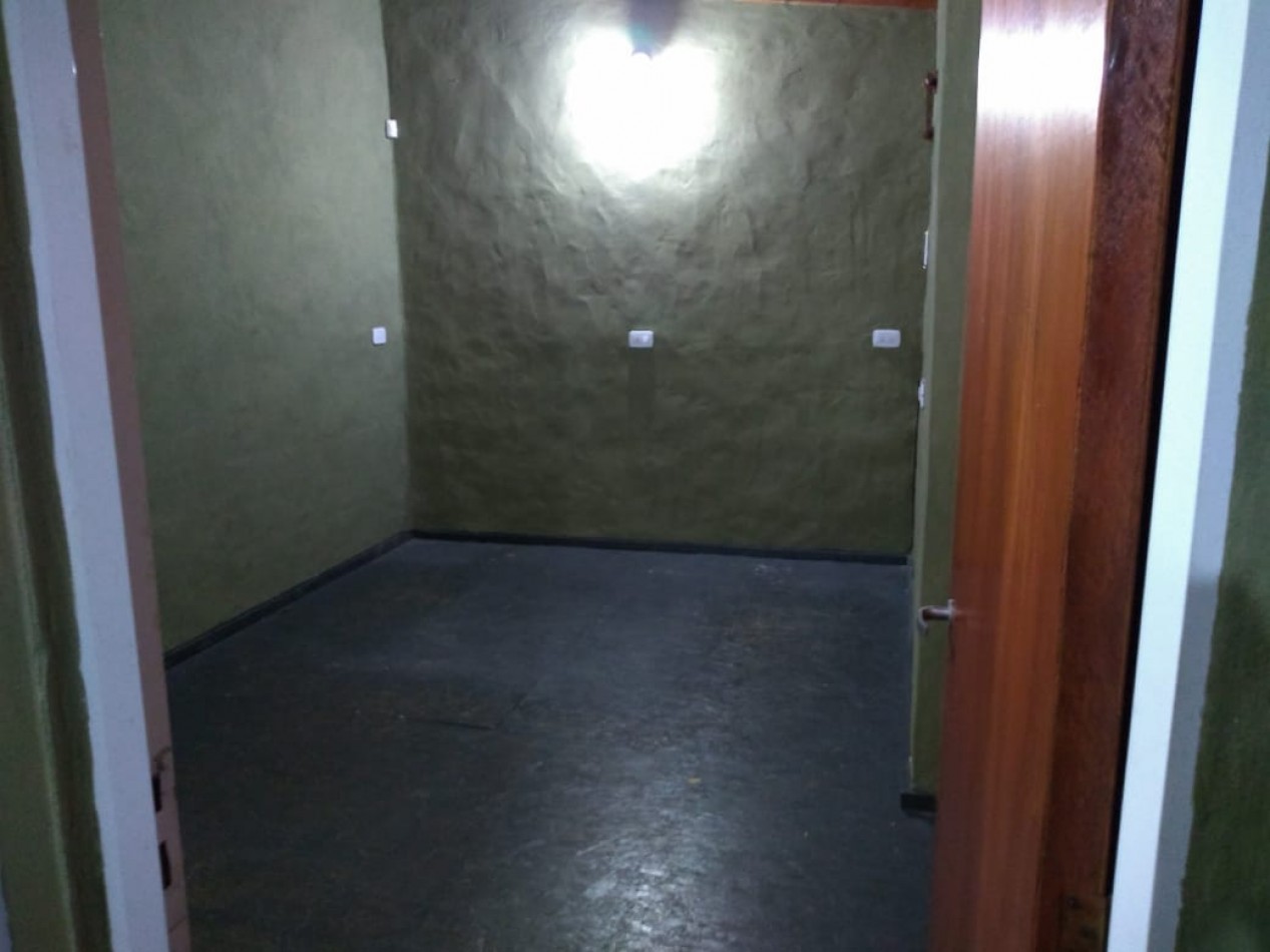 CASA DE 4 AMB.CON PARQUE Y ENTRADA P/ VARIOS AUTOS