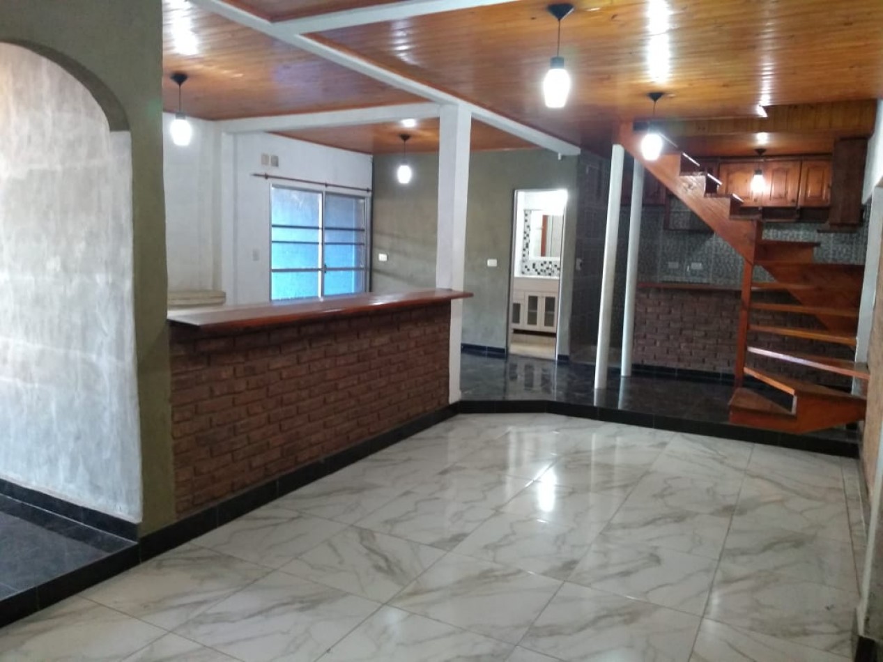 CASA DE 4 AMB.CON PARQUE Y ENTRADA P/ VARIOS AUTOS