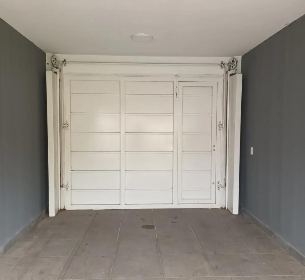 CASA DE 4 AMB. C/ ENTRADA DE VEHICULO FONDO LIBRE