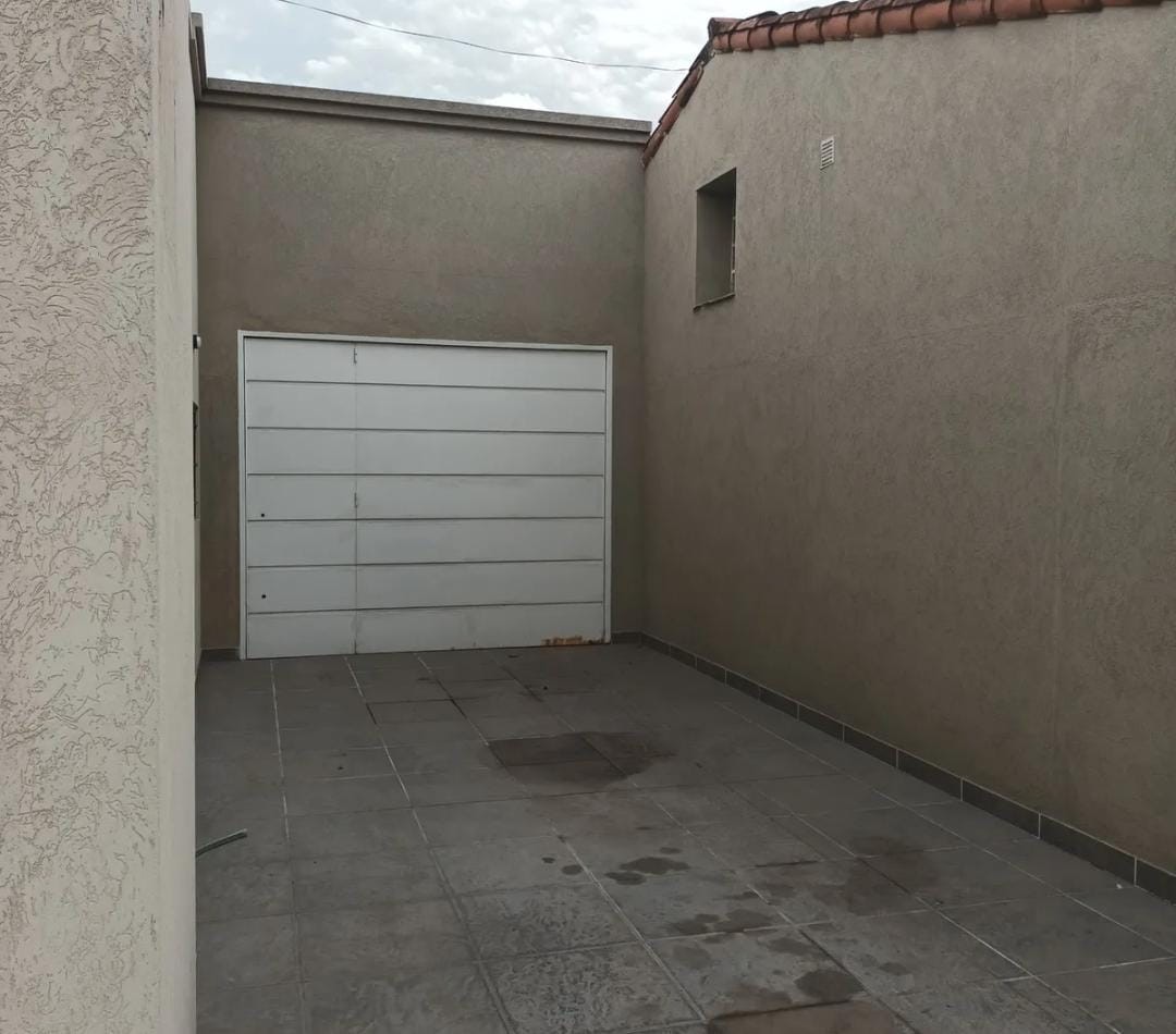 CASA DE 4 AMB. C/ ENTRADA DE VEHICULO FONDO LIBRE