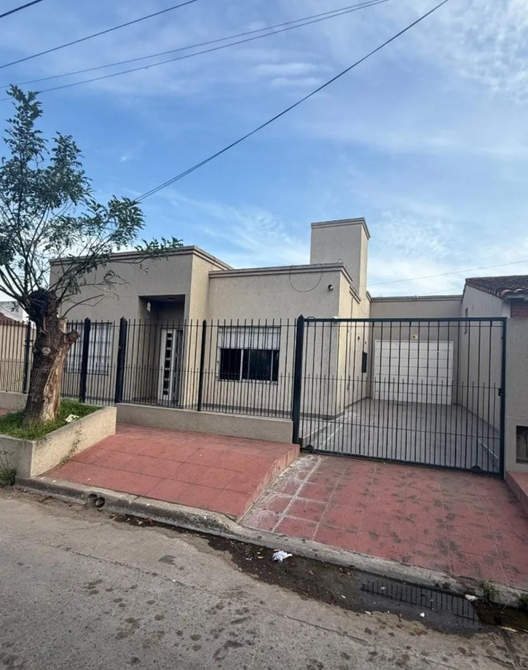 CASA DE 4 AMB. C/ ENTRADA DE VEHICULO FONDO LIBRE