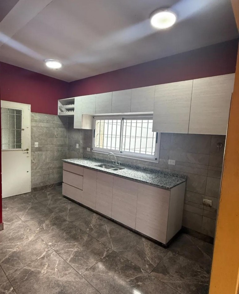 CASA DE 4 AMB. C/ ENTRADA DE VEHICULO FONDO LIBRE