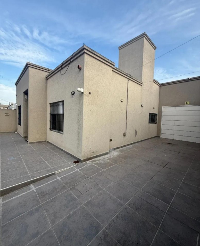 CASA DE 4 AMB. C/ ENTRADA DE VEHICULO FONDO LIBRE