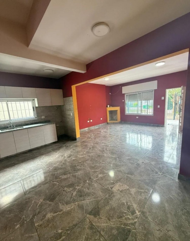 CASA DE 4 AMB. C/ ENTRADA DE VEHICULO FONDO LIBRE