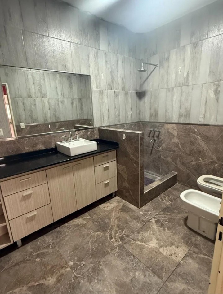 CASA DE 4 AMB. C/ ENTRADA DE VEHICULO FONDO LIBRE