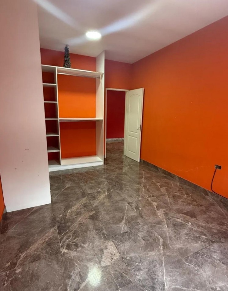 CASA DE 4 AMB. C/ ENTRADA DE VEHICULO FONDO LIBRE