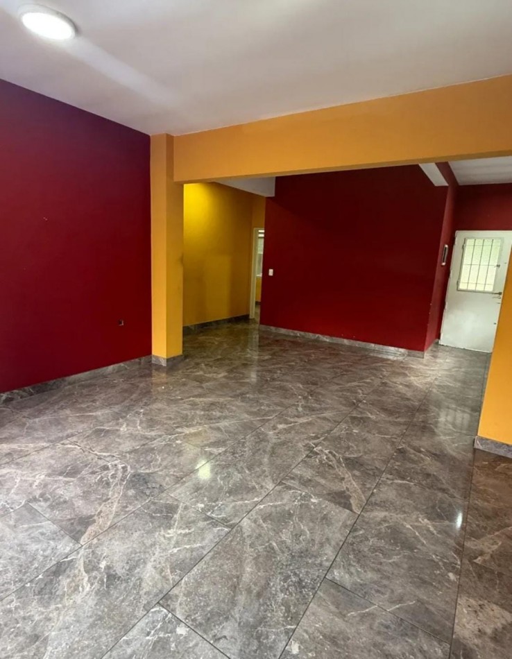 CASA DE 4 AMB. C/ ENTRADA DE VEHICULO FONDO LIBRE