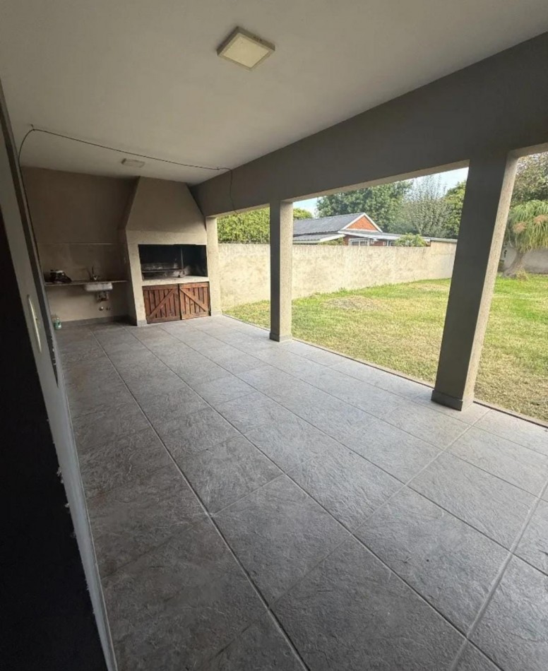 CASA DE 4 AMB. C/ ENTRADA DE VEHICULO FONDO LIBRE