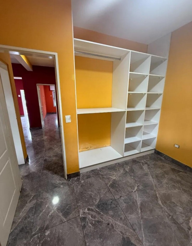 CASA DE 4 AMB. C/ ENTRADA DE VEHICULO FONDO LIBRE