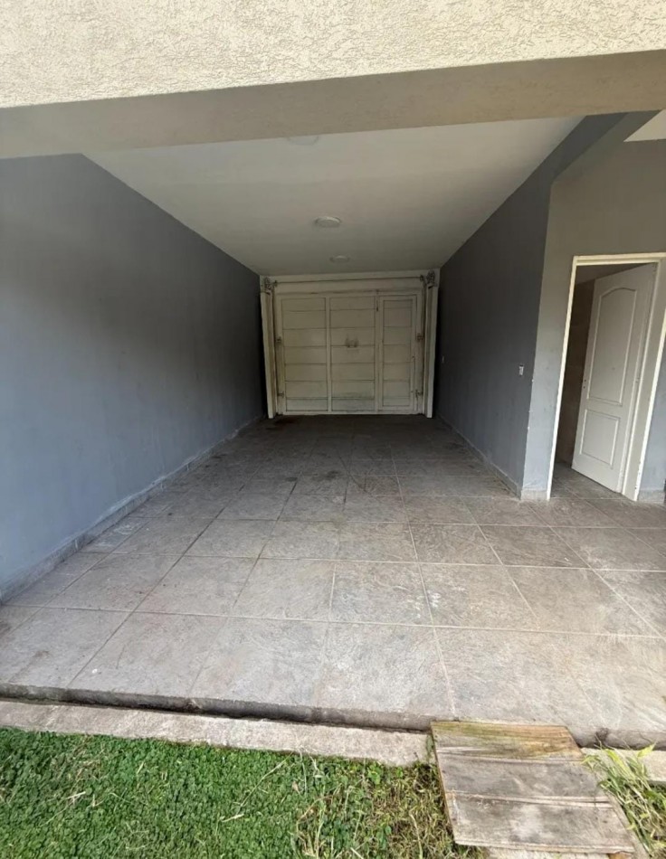 CASA DE 4 AMB. C/ ENTRADA DE VEHICULO FONDO LIBRE