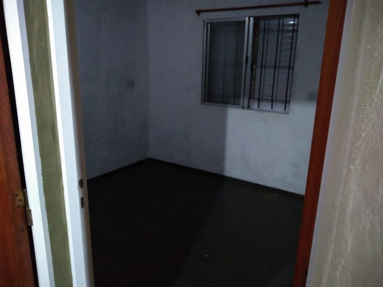 CASA DE 4 AMB.CON PARQUE Y ENTRADA P/ VARIOS AUTOS