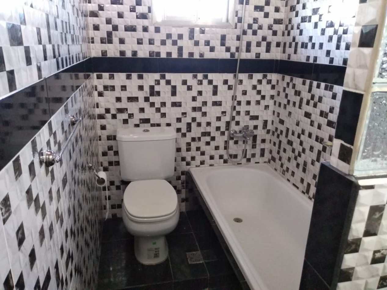 CASA DE 4 AMB.CON PARQUE Y ENTRADA P/ VARIOS AUTOS