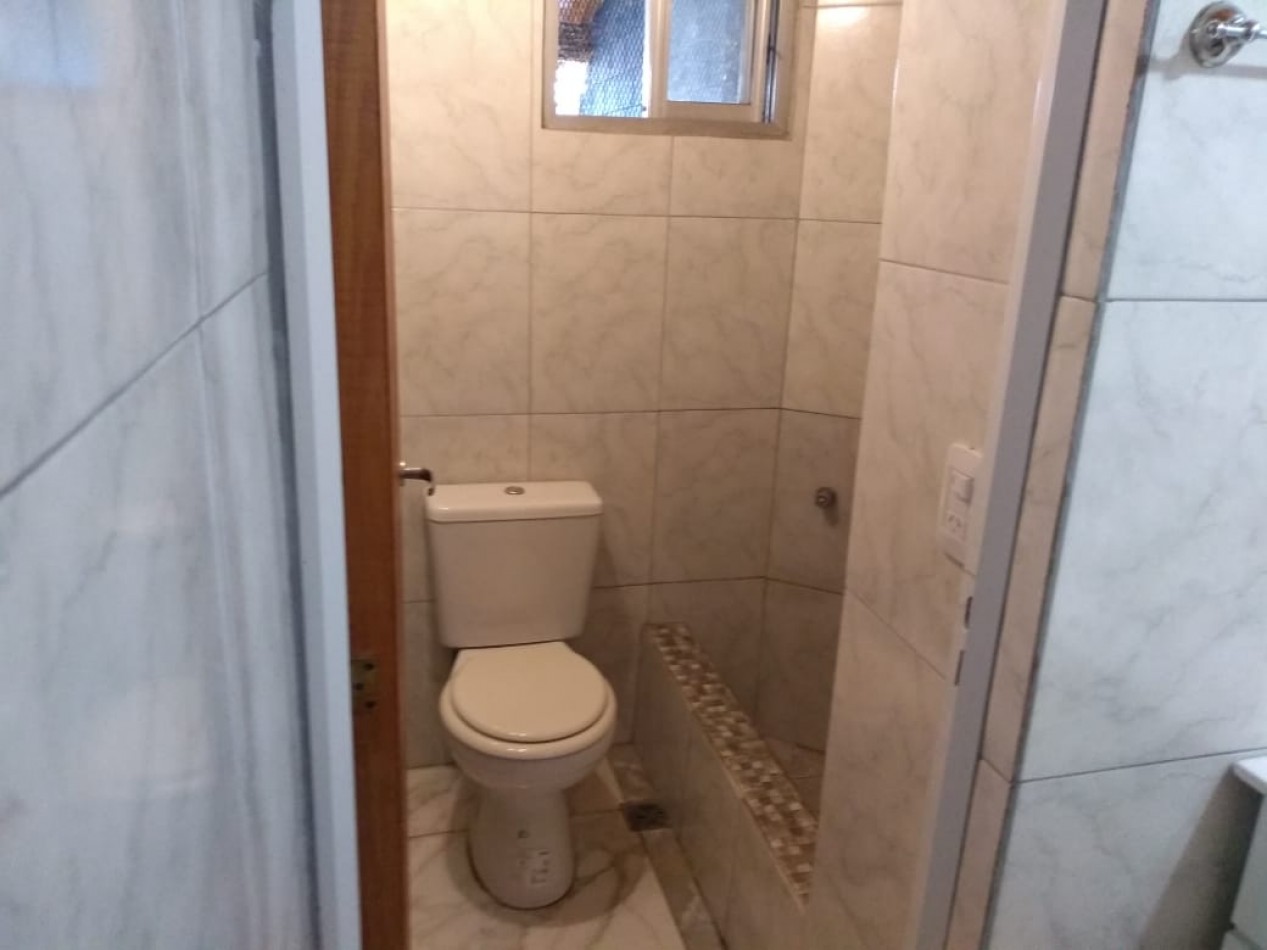 CASA DE 4 AMB.CON PARQUE Y ENTRADA P/ VARIOS AUTOS