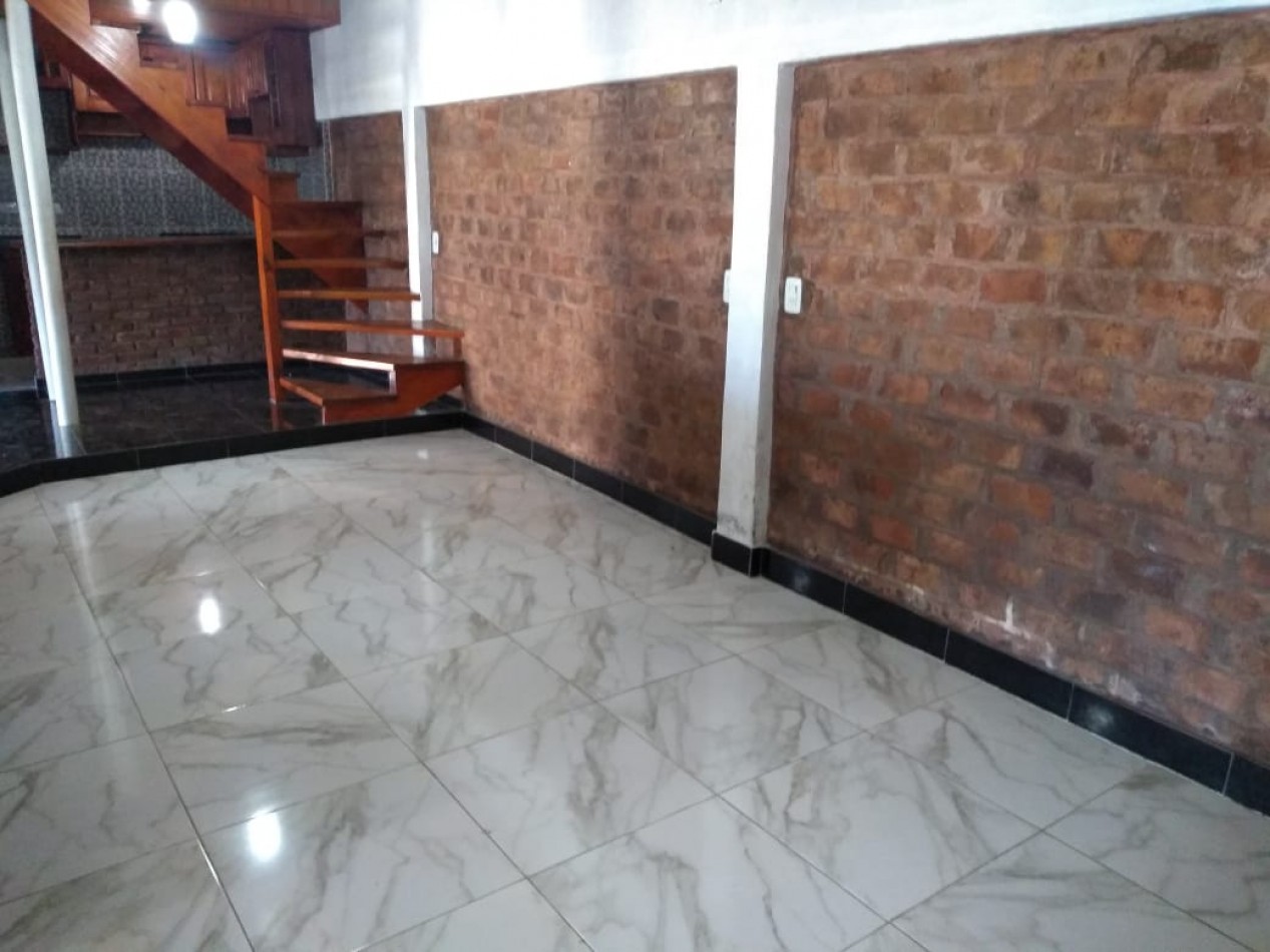 CASA DE 4 AMB.CON PARQUE Y ENTRADA P/ VARIOS AUTOS