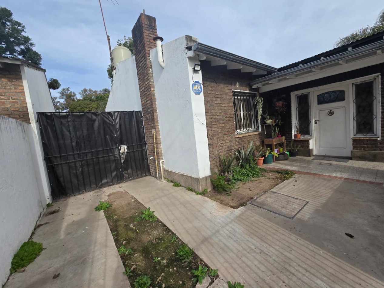 CASA 3 AMBI. C/ ENTRADA P/ DOS AUTOS Y JARDIN