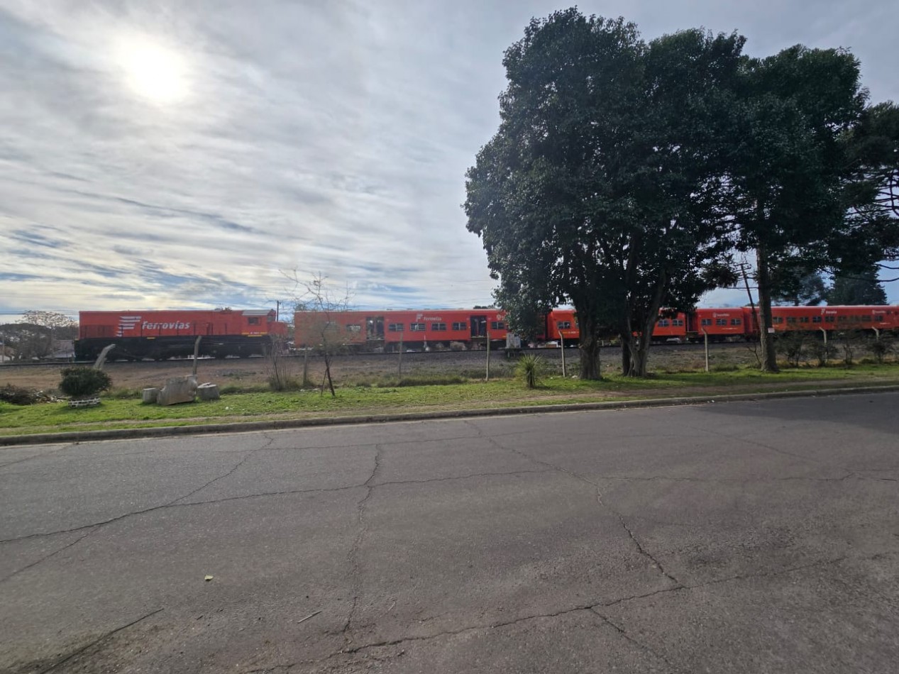 CASA 3 AMBI. C/ ENTRADA P/ DOS AUTOS Y JARDIN