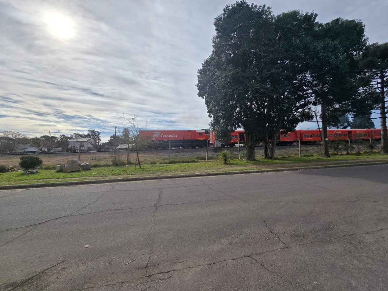 CASA 3 AMBI. C/ ENTRADA P/ DOS AUTOS Y JARDIN