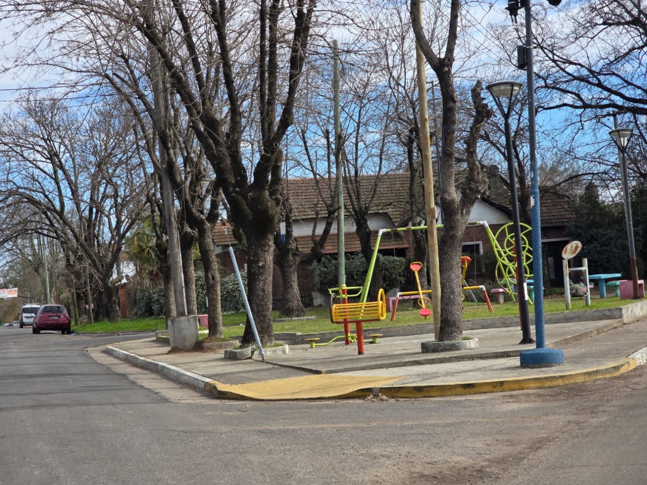 CASA 3 AMBI. C/ ENTRADA P/ DOS AUTOS Y JARDIN