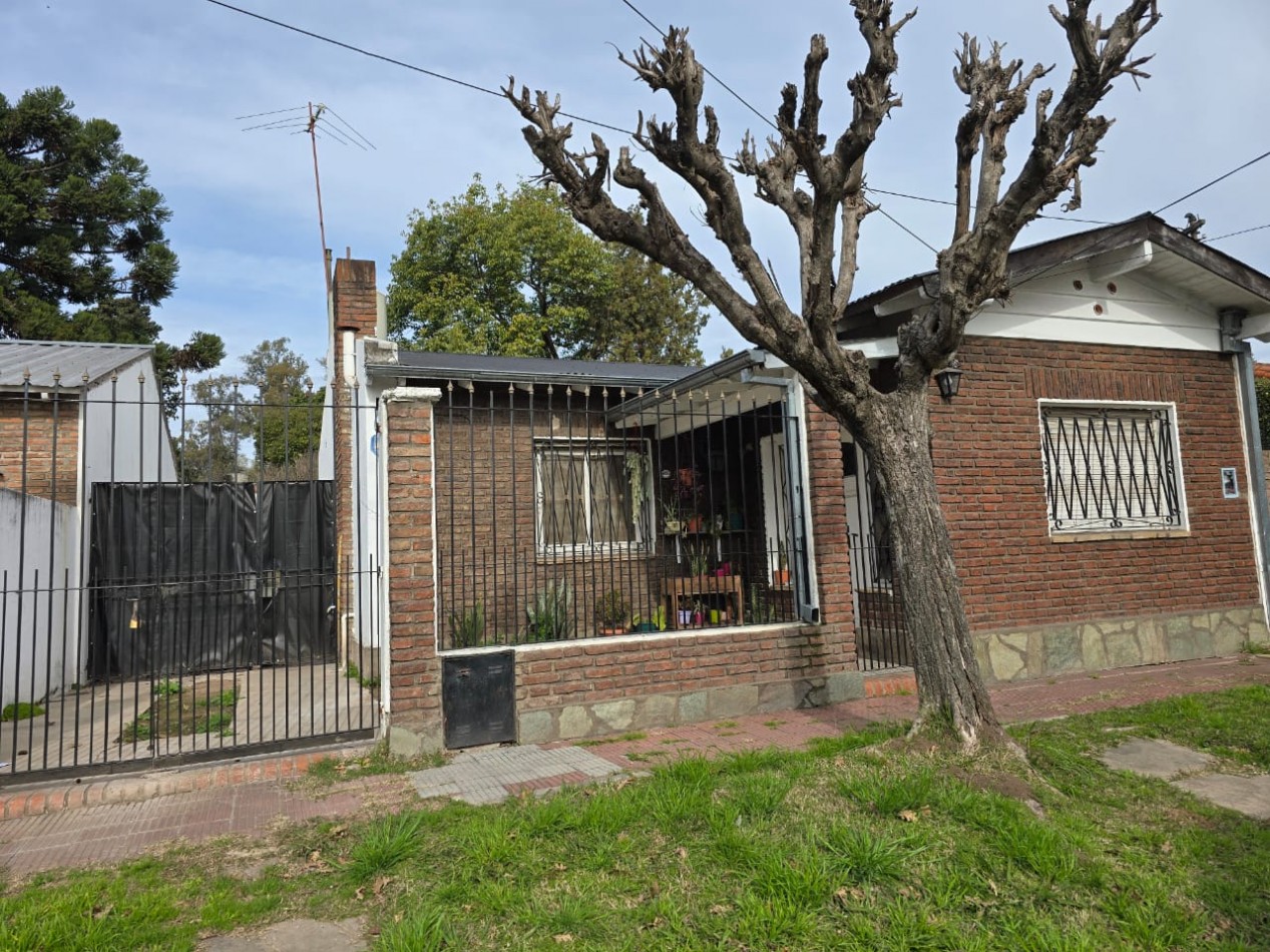 CASA 3 AMBI. C/ ENTRADA P/ DOS AUTOS Y JARDIN